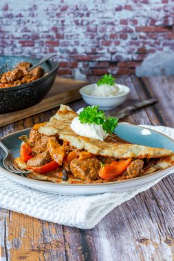 Patatesli kremalı geleneksel Macar tas kebabı.