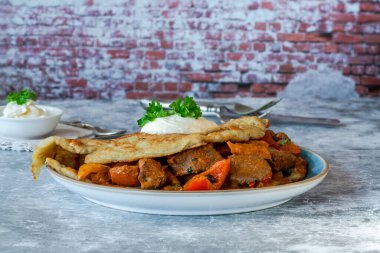 Patatesli kremalı geleneksel Macar tas kebabı.