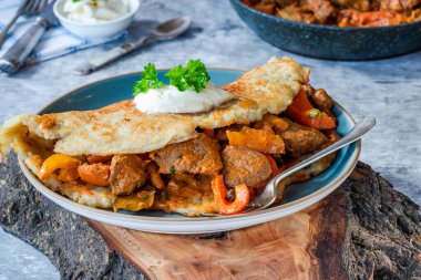 Patatesli kremalı geleneksel Macar tas kebabı.