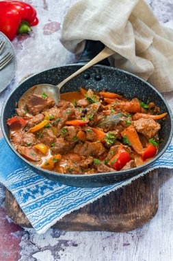 Geleneksel Macar gulaş - yüksek açılı görünüm