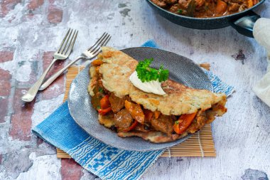 Patatesli kremalı geleneksel Macar tas kebabı.