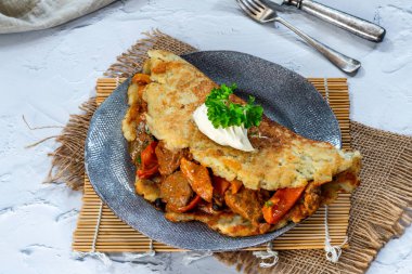 Patatesli kremalı geleneksel Macar tas kebabı.