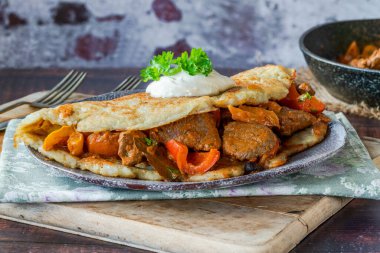 Patatesli kremalı geleneksel Macar tas kebabı.