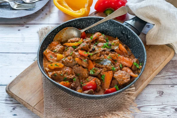 Geleneksel Macar gulaş - yüksek açılı görünüm