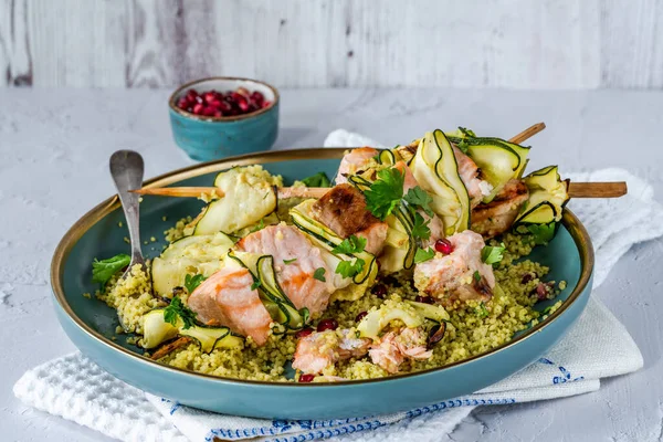 Somon Frigărui Courgette Semințe Cuscus Lămâie Rodie — Fotografie, imagine de stoc