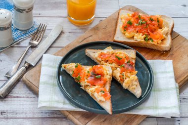 Çırpılmış yumurtalı tost ve füme somon.