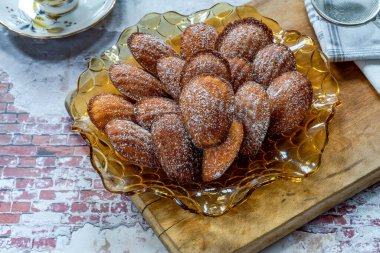 Geleneksel Madeleine kekleri krema şekeri ile tozlandı