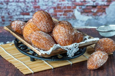 Geleneksel Madeleine kekleri krema şekeri ile tozlandı