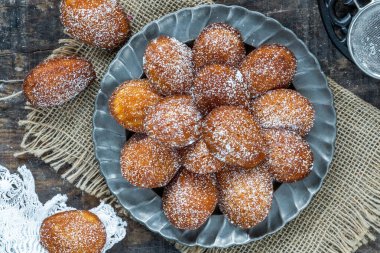 Geleneksel Madeleine pastaları şekerle kaplanmış - genel görünüm