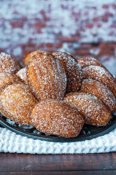 Traditionele Madeleines Taarten Bestrooid Met Poedersuiker — Stockfoto