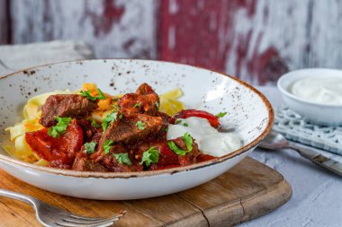 Tagliatelle makarna ve kremalı geyik eti.