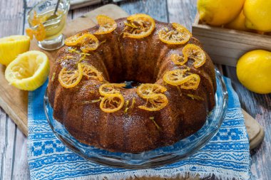 Limonlu ve haşhaşlı kek. Meyve dilimleri ve limon jöleli.