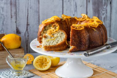 Limonlu ve haşhaşlı kek. Meyve dilimleri ve limon jöleli.