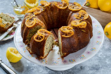 Limonlu ve haşhaşlı kek. Meyve dilimleri ve limon jöleli.