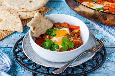 Shakshuka - baharatlı domates ve biber soslu haşlanmış yumurtaların klasik Kuzey Afrika ve Orta Doğu yemekleri