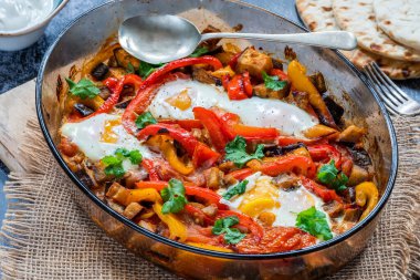 Shakshuka - baharatlı domates ve biber soslu haşlanmış yumurtaların klasik Kuzey Afrika ve Orta Doğu yemekleri