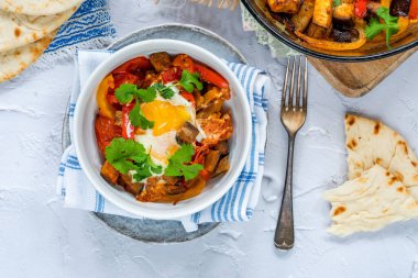 Shakshuka - baharatlı domates ve biber soslu haşlanmış yumurtaların klasik Kuzey Afrika ve Orta Doğu yemekleri