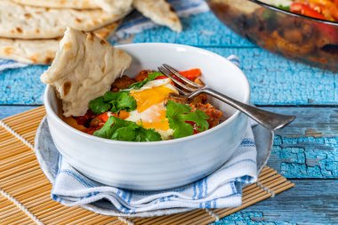 Shakshuka - baharatlı domates ve biber soslu haşlanmış yumurtaların klasik Kuzey Afrika ve Orta Doğu yemekleri
