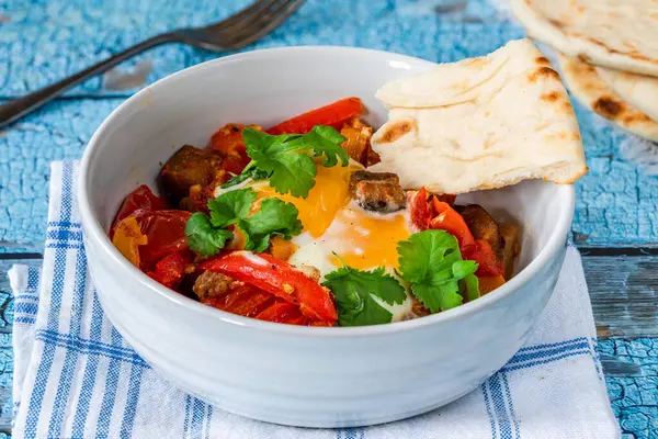 シャクシュカ 古典的な北アフリカとスパイストマトとコショウソースでポーチドエッグの中東料理 — ストック写真