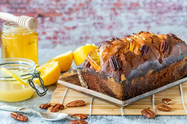 Honig Zitrone Und Pekannussbrot Auf Rustikalem Hintergrund — Stockfoto