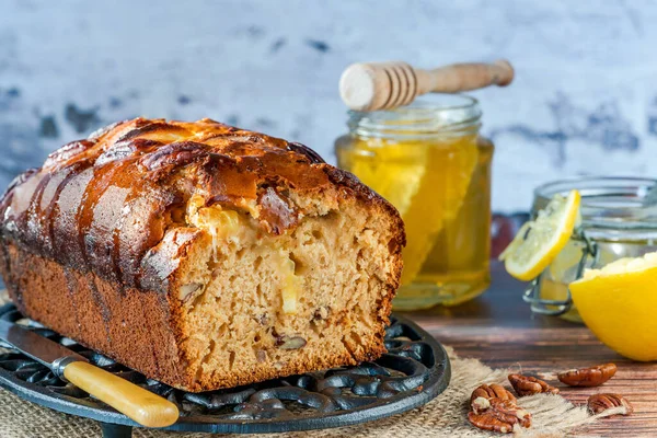 Honig Zitrone Und Pekannussbrot Auf Einem Tisch — Stockfoto