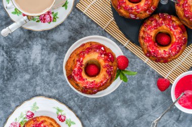 Mini vanilyalı ve ahududu kremalı kekler.