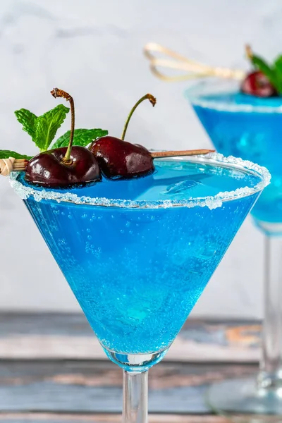 Blue Lagoon Cocktails Aus Blauem Curaçao Sirup Gemischt Mit Wodka — Stockfoto