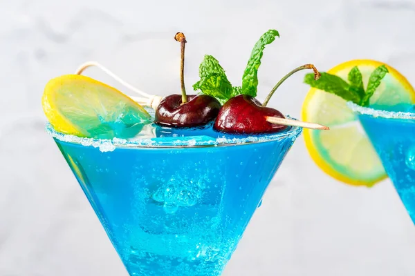 Blue Lagoon Cocktail Aus Blauem Curaçao Sirup Gemischt Mit Wodka — Stockfoto