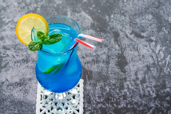 Blue Lagoon Koktajl Niebieskiego Syropu Curacao Zmieszanego Wódką Lemoniadą — Zdjęcie stockowe