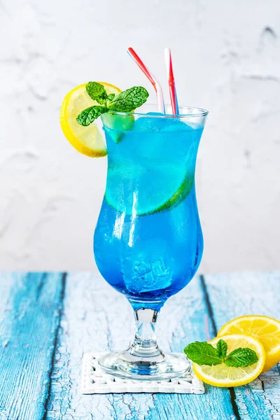 Blue Lagoon Koktejl Modrého Sirupu Curacao Vodkou Limonádou — Stock fotografie