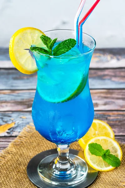 Blå Laguncocktail Blå Curacao Sirap Blandat Med Vodka Och Lemonad — Stockfoto