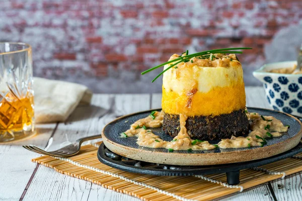 Haggis, neeps ve tatties yığın (şalgam ve patatesli yahni) viski soslu - Burns Gecesi için geleneksel İskoç yemeği