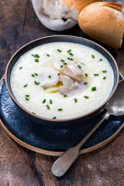 Cullen skink - geleneksel İskoç çorbası füme mezgit, patates ve soğandan yapılır.