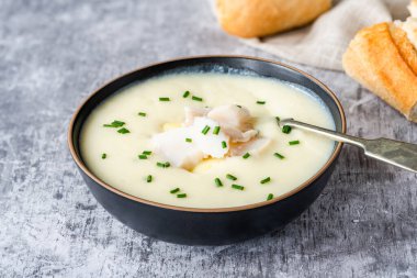 Cullen skink - geleneksel İskoç çorbası füme mezgit, patates ve soğandan yapılır.