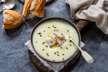 Cullen skink - geleneksel İskoç çorbası füme mezgit, patates ve soğandan yapılır.