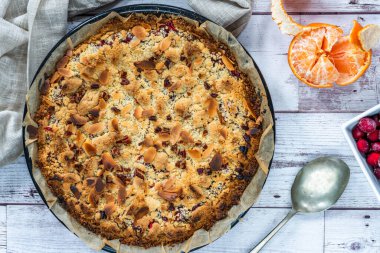 Kızılcık ve mandalinalı kısayol turtası - genel görünüm