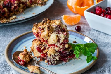 Kızılcık ve mandalinalı kısa hamurlu turta