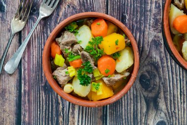 Cawl - Pırasalı, patatesli, İsveçli ve havuçlu geleneksel Welsh güveci