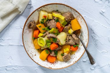 Cawl - Pırasalı, patatesli, İsveçli ve havuçlu geleneksel Welsh güveci