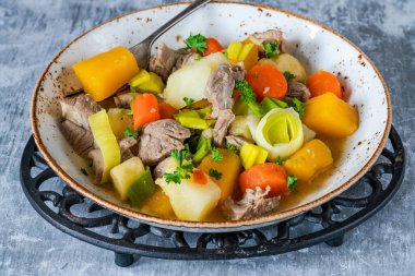 Cawl - Pırasalı, patatesli, İsveçli ve havuçlu geleneksel Welsh güveci