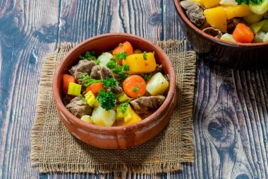 Cawl - Pırasalı, patatesli, İsveçli ve havuçlu geleneksel Welsh güveci