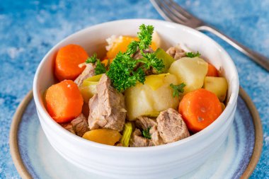 Cawl - Pırasalı, patatesli, İsveçli ve havuçlu geleneksel Welsh güveci