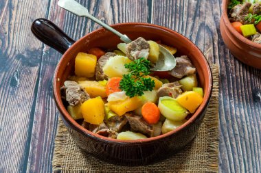 Cawl - Pırasalı, patatesli, İsveçli ve havuçlu geleneksel Welsh güveci