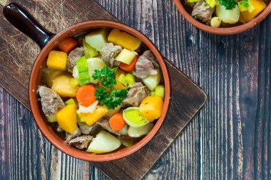 Cawl - Pırasalı, patatesli, İsveçli ve havuçlu geleneksel Welsh güveci