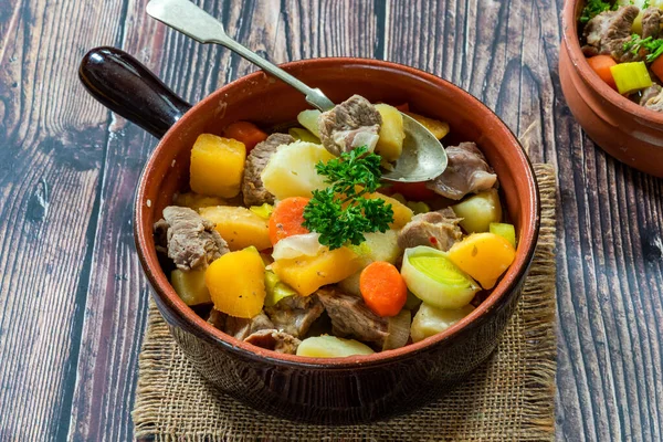 Cawl - Pırasalı, patatesli, İsveçli ve havuçlu geleneksel Welsh güveci