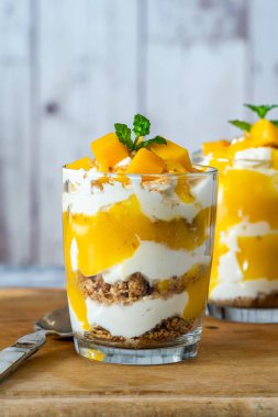 Mango, granola ve vanilyalı yoğurt.