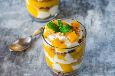 Mango, granola ve vanilyalı yoğurt.