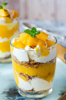 Mango, granola ve vanilyalı yoğurt.