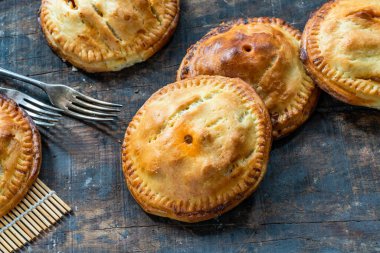 Kısa hamurlu tavuk ve sucuklu turta - yüksek açılı görünüm