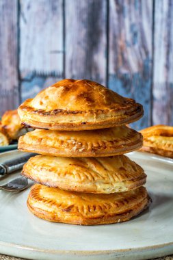 Kısa hamurlu tavuk ve sucuklu turta.